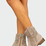 Botine cu design perforat și fermoar lateral