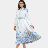 Amelia – Eleganță atemporală în floral albastru cu guler înalt