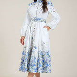 Amelia – Eleganță atemporală în floral albastru cu guler înalt