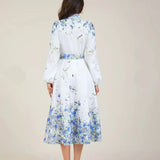Amelia – Eleganță atemporală în floral albastru cu guler înalt