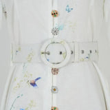 Amelia – Eleganță atemporală în floral albastru cu guler înalt
