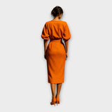 Rochie elegantă cu design rafinat și estetică minimalistă